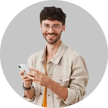 Persona utilizando plataforma de SMS ITCloud